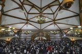 Umat Muslim melaksanakan Salat Tarawih di Masjid Pusat Dakwah Islam (Pusdai), Bandung, Jawa Barat, Rabu (16/5) malam. Pemerintah melalui Kementerian Agama menetapkan satu Ramadhan pada Kamis (17/5). ANTARA JABAR/Raisan Al Farisi/agr/18