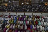 Umat Muslim melaksanakan Salat Tarawih di Masjid Pusat Dakwah Islam (Pusdai), Bandung, Jawa Barat, Rabu (16/5) malam. Pemerintah melalui Kementerian Agama menetapkan satu Ramadhan pada Kamis (17/5). ANTARA JABAR/Raisan Al Farisi/agr/18