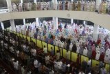 Warga Muhammadiyah melakukan salat tarawih di Masjid AR Fachruddin, UMM, Malang, Jawa Timur, Rabu (16/5) malam. Melalui metode hisab, Muhammadiyah menetapkan awal Ramadan 1439 H bersamaan dengan pemerintah yakni jatuh pada hari Kamis,17 Mei 2018. Antara Jatim/Ari Bowo Sucipto/zk/18.