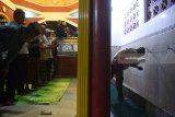 Umat Islam melaksanakan Tarawih di Masjid Cheng Hoo, Surabaya, Jawa Timur, Rabu (16/5). Pemerintah melalui Kementerian Agama menetapkan satu Ramadan pada Kamis (17/5). Antara Jatim/Zabur Karuru/18.