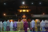 Umat Islam melaksanakan Tarawih di Masjid Cheng Hoo, Surabaya, Jawa Timur, Rabu (16/5). Pemerintah melalui Kementerian Agama menetapkan satu Ramadan pada Kamis (17/5). Antara Jatim/Zabur Karuru/18.