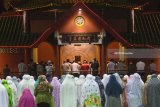 Umat Islam melaksanakan Tarawih di Masjid Cheng Hoo, Surabaya, Jawa Timur, Rabu (16/5). Pemerintah melalui Kementerian Agama menetapkan satu Ramadan pada Kamis (17/5). Antara Jatim/Zabur Karuru/18.