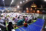 Umat Islam melaksanakan Tarawih di Masjid Cheng Hoo, Surabaya, Jawa Timur, Rabu (16/5). Pemerintah melalui Kementerian Agama menetapkan satu Ramadan pada Kamis (17/5). Antara Jatim/Zabur Karuru/18.