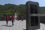 Wisatawan mengunjungi salah satu bagian dari Tembok Besar China di kawasan Juyongguan, Beijing, China, Jumat (4/5). Tembok China yang memiliki panjang 13.000 mil atau sekitar 21.000 kilometer dan hampir melingkupi 15 provinsi di negara China tersebut menjadi tujuan wisata paling populer di negara itu. Antara Jatim/Zabur Karuru/18.