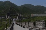 Wisatawan mengunjungi salah satu bagian dari Tembok Besar China di kawasan Juyongguan, Beijing, China, Jumat (4/5). Tembok China yang memiliki panjang 13.000 mil atau sekitar 21.000 kilometer dan hampir melingkupi 15 provinsi di negara China tersebut menjadi tujuan wisata paling populer di negara itu. Antara Jatim/Zabur Karuru/18.