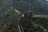 Wisatawan mengunjungi salah satu bagian dari Tembok Besar China di kawasan Juyongguan, Beijing, China, Jumat (4/5). Tembok China yang memiliki panjang 13.000 mil atau sekitar 21.000 kilometer dan hampir melingkupi 15 provinsi di negara China tersebut menjadi tujuan wisata paling populer di negara itu. Antara Jatim/Zabur Karuru/18.