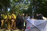 Sejumlah tokoh adat mengikuti prosesi adat Ngikis atau pemasangan pagar di Situs Cagar Budaya Karangkamulyan, Kabupaten Ciamis, Jawa Barat, Senin (7/5). Tradisi Ngikis yang sudah berlangsung secara turun temurun merupakan ritual adat masyarakat Tatar Galuh Ciamis untuk mensucikan tempat 