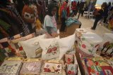 Pengunjung melihat produk kerajinan di salah satu stan UKM binaan PT Pertamina Citra Handycraft dari Depok saat pameran Batik Bordir & Aksesori Fair 2018 di Surabaya, Jawa Timur, Rabu (9/5). PT Pertamina (Persero) mengikutsertakan delapan UKM binaan unggulan pada pameran Batik Bordir & Aksesori Fair 2018 sebagai ajang untuk memperkenalkan produk dan mengembangkan jaringan pasar. Antara Jatim/Moch Asim/18.