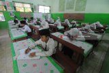 
Siswa mengerjakan soal Ujian Sekolah Berstandar Nasional (USBN) di SDN peraih Adiwiyata Nasional, Kowel 3, Pamekasan, Jawa Timur, Kamis (3/5). Tiga mata pelajaran yang diujikan dalam USBN tingkat SD/MI 2018, yaitu Bahasa Indonesia, Matematika, dan IPA. Antara Jatim/Saiful Bahri/mas/18.