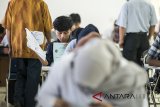 Peserta mengikuti pelaksanaan ujian Seleksi Bersama Masuk Perguruan Tinggi Negeri (SBMPTN) 2018 di Institut Teknologi Bandung, Bandung, Selasa (8/5). Pelaksanaan SBMPTN 2018 di Panitia Lokal (Panlok) 34 Bandung diikuti 56.069 peserta yang digelar di enam perguruan tinggi seperti Universitas Padjadjaran (Unpad), Institut Teknologi Bandung (ITB), Universitas Pendidikan Indonesia (UPI), Universitas Islam Negeri (UIN) Sunan Gunung Djati, Universitas Siliwangi (Unsil) Tasikmalaya, dan Institut Seni Budaya Indonesia (ISBI) Bandung. ANTARA JABAR/M Agung Rajasa/agr/18
