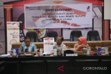 Anggota KPU Gorontalo Utara Sophian Rahmola menunjukan surat suara yang akan digunakan pada Pemilihan Bupati dan Wakil Bupati Gorontalo Utara 2018.