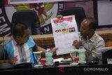 Anggota KPU Gorontalo Utara Sophian Rahmola menunjukan surat suara yang akan digunakan pada Pemilihan Bupati dan Wakil Bupati Gorontalo Utara 2018.