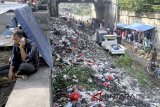 Tumpukan sampah memenuhi pinggir rel kereta di Gunung Putri, Bogor, Jawa Barat, Jumat (11/5).  Kementerian Lingkungan Hidup dan Kehutanan (KLHK) menyatakan proyeksi volume sampah rumah tangga pada 2018 mencapai 66,5 juta ton dan Pemerintah menargetkan pengurangan sampah rumah tangga serta sampah sejenis pada 2018 mencapai 15 persen hingga 2025 targetnya 30 persen. ANTARA JABAR/Yulius Satria Wijaya/agr/18.
