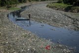 Seorang relawan mencari sampah plastik di Sungai Citarum Lama, Rancamanyar, Kabupaten Bandung, Jawa Barat, Senin (14/5). Hasil survei yang dilakukan oleh Kodam III Siliwangi mencatat sebanyak 20.462 ton sampah organik dan anorganik dibuang ke Sungai Citarum per harinya. ANTARA JABAR/Raisan Al Farisi/agr/18