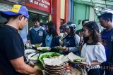 Warga antre mengambil nasi di Warung sedekah yang dibuka oleh Sagaluh FC dan komunitas Football Boots Indonesia di depan GOR Futsal GR Jalan Statsiun Kabupaten Ciamis, Jawa Barat, Rabu (24/5). Warung nasi ini menyediakan menu makanan buka puasa untuk warga yang membayar uang seikhlasnya dengan memasukkannya ke dalam kotak amal yang sudah disediakan. ANTARA JABAR/Adeng Bustomi/agr/18