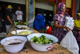 Warga antre mengambil nasi di Warung sedekah yang dibuka oleh Sagaluh FC dan komunitas Football Boots Indonesia di depan GOR Futsal GR Jalan Statsiun Kabupaten Ciamis, Jawa Barat, Rabu (24/5). Warung nasi ini menyediakan menu makanan buka puasa untuk warga yang membayar uang seikhlasnya dengan memasukkannya ke dalam kotak amal yang sudah disediakan. ANTARA JABAR/Adeng Bustomi/agr/18