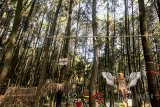 Wisatawan saat menikmati liburan di Gunung Pancar, Bogor, Jawa Barat, Kamis (10/5).  Sebagai salah satu wisata alam yang yang menyajikan pemandangan alami hutan pinus, Gunung Pancar  merupakan salah satu destinasi untuk kegiatan alam seperti  camping, bersepeda, jogging, dan hiking oleh masyarakat dalam memanfaatkan momen liburan kenaikan Isa Almasih. ANTARA JABAR/Yulius Satria Wijaya/agr/18.
