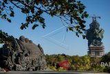 Suasana pembangunan patung Garuda Wisnu Kencana di Kabupaten Badung, Bali, Minggu (6/5). Pembangunan Patung GWK yang menjadi salah satu tujuan wisata sejarah Bali tersebut ditargetkan selesai dibangun pada Agustus 2018. ANTARA FOTO/Harviyan Perdana Putra/adt/2018.