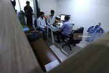 Petugas Imigrasi memeriksa warga negara asing (WNA) India di kantor Imigrasi Kelas I Tanjung Perak, Surabaya, Jawa Timur,  Selasa (22/5). Tiga WNA India diamankan dan diperiksa petugas Imigrasi Kelas I Tanjung Perak karena diduga memberikan keterangan yang tidak benar dalam memperoleh visa. Antara Jatim/Didik Suhartono/zk/18