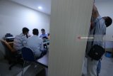 Petugas Imigrasi memeriksa warga negara asing (WNA) India di kantor Imigrasi Kelas I Tanjung Perak, Surabaya, Jawa Timur,  Selasa (22/5). Tiga WNA India diamankan dan diperiksa petugas Imigrasi Kelas I Tanjung Perak karena diduga memberikan keterangan yang tidak benar dalam memperoleh visa. Antara Jatim/Didik Suhartono/zk/18