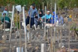 Warga korban lumpur Lapindo memanjatkan doa untuk keluarga mereka yang telah wafat, di tanggul titik 42 Porong, Sidoarjo, Jawa Timur, Rabu (16/5). Warga korban lumpur Lapindo menyambut Ramadan dengan melakukan ziarah guna mendoakan keluarga dan kerabat yang makamnya telah tenggelam oleh lumpur. Antara Jatim/Umarul Faruq/zk/18