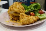 Menu Ramadhan - Hidangan Almond Crusted Chicken Schnitzel ala Nicky Tirta istimewa