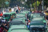 Aksi supir angkot di Bandung