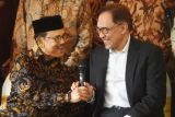 Foto kemarin: Pertemuan Habibie dan Anwar Ibrahim