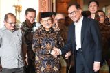 Foto kemarin: Pertemuan Habibie dan Anwar Ibrahim