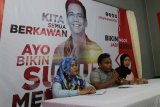 Medan, (Antaranews Sumut) - Juru bicara relawan Sihar Kawan Kita Al Azhar (tengah) didampingi relawan lainnya memberi keterangan kepada wartawan, di Medan, Sumatera Utara, Rabu (2/5). Dalam keterangannya mereka menginisiasi gerakan 