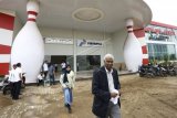 Medical Commite Chairman Olympic Council of Asia (OCA) M Jegathesan (kanan) berjalan seusai meninjau Arena Sinar Mas Bowling Center di Jakabaring, Palembang, Sumatera Selat, Selasa (8/5). OCA menyatakan kesiapan arena dan fasilitas pendukung pelaksaan Asian Games XVIII yang ada di Palembang semua sangat bagus dan sesuai standar. ANTARA FOTO/Nova Wahyudi/aww/18.
Foto Terkait