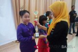 Penyerahan Piala kepada pemenang seni tari dalam lomba  PL2SN di Kabupaten Bangka Tengah, Rabu (9/5).