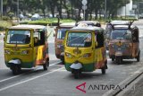 Sejumlah bajaj bertema Asian Games 2018 melintasi kawasan Monas di Jakarta, Jumat (18/5). Bajaj yang berhias tiga maskot Asian Games 2018, Bhin Bhin, Atung dan Kaka tersebut merupakan bentuk sosialisasi penyelenggaraan Asian Games 2018 di Jakarta dan Palembang. ANTARA FOTO/Akbar Nugroho Gumay/wdy/2018.