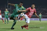 Pesepak bola Bali United Ricky Fajrin (kanan) berusaha berebut bola dengan pesepak bola Sriwijaya FC Marckho Sandy dalam pertandingan Sepak Bola Liga 1 2018 di Stadion I Wayan Dipta, Gianyar, Bali, Sabtu (5/5). Dalam pertandingan tersebut, tuan rumah Bali United dikalahkan Sriwijaya FC dengan skor 3-4. ANTARA FOTO/Fikri Yusuf/wdy/2018.