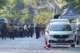 Presiden Joko Widodo (tengah) melihat lokasi ledakan di Gereja Kristen Indonesia (GKI) Jalan Diponegoro, Surabaya, Jawa Timur, Minggu (13/5/2018). Ledakan terjadi di tiga lokasi gereja di Surabaya. (ANTARA FOTO/Didik Suhartono)