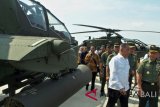 Menhan Ryamizard Ryacudu (kiri depan) didampingi KSAD Jenderal TNI Mulyono (kanan depan) meninjau helikopter Apache AH-64E, di Lanumad Ahmad Yani, Semarang, Jawa Tengah, Rabu (16/5). Kementerian Pertahanan secara resmi menyerahkan delapan unit helikopter Apache AH-64E kepada Panglima TNI untuk memperkuat alat utama sistem pertahanan yang menjadi bagian dari skuadron Penerbangan Angkatan Darat (Penerbad). ANTARA FOTO/R. Rekotomo/wdy/2018.