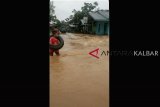 Kondisi banjir di Desa Riam Piyang Kecamatan Bunut Hulu wilayah Kapuas Hulu Kalimantan Barat yang saat ini merendam sejumlah pemukiman warga setempat. Hingga saat ini debit air semakin naik. Foto Antaranews/Timotius