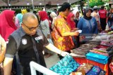 Camat Sawahan M Yunus melihat batik jumputan hasil perajin di daerah eks lokalisasi Dolly pada acara Bazar Ramadhan di Lapangan Pakis Tirtosari, Kelurahan Pakis, Kecamatan Sawahan, Surabaya, Jumat (24/5). Batik jumputan hasil perajin eks lokalisasi Dolly ternyata diminati Wali Kota Liverpool, Inggris, Joe Anderson dan Wakil Wali Kota Liverpool Gary Millar. Mereka saat berkunjung ke Surabaya memesan kain dan baju  batik. (Slamet Hadi Purnomo/Antaranews Jatim/18)  