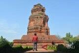 Pengunjung berwisata di Candi Brahu Desa Bejijong, Mojokerto, Jawa Timur, Rabu (9/5). Situs Candi Brahu yang diperkirakan dibangun pada 861 Saka atau 939 Masehi tersebut menjadi destinasi wisata edukasi sejarah kejayaan kerajaan Majapahit. ANTARA FOTO/Umarul Faruq/adt/2018.