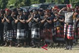 Sejumlah pecalang atau petugas keamanan adat Bali bersama petugas kepolisian mengikuti kegiatan Deklarasi Pecalang dan Bhabinkamtibmas dalam rangka Pengamanan Pilkada Damai tahun 2018 di Denpasar, Bali, Rabu (23/5). Kegiatan deklarasi tersebut digelar Polda Bali bersama Pecalang dan personel Bhabinkamtibmas se-Bali sebagai upaya untuk menjaga keamanan menjelang Pilkada Bali pada 27 Juni mendatang. ANTARA FOTO/Fikri Yusuf/wdy/2018