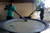 Warga memasak makanan tradisional kanji rumbi khas Ramadhan di Masjid Al-Furqan, Beurawe, Banda Aceh, Aceh, Kamis (17/5). Kanji rumbi yang terbuat dari beras dan 30 jenis rempah-rempah, daun-daunan dan sayuran tersebut merupakan makanan khas masyarakat Aceh yang disajikan sebagai menu berbuka puasa. (ANTARA FOTO/Irwansyah Putra/kye/18)