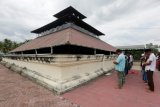 Umat Islam melaksanakan ibadah salat pada jumat pertama bulan Ramadan di Masjid kuno Indrapuri, Aceh Besar, Aceh, Jumat (18/5). Masjid Kuno Indrapuri adalah sebuah candi dari Kerajaan Hindu Lamuri sekitar abad ke-12 Masehi dan dan berubah menjadi tempat masjid setelah Kerajaan Lamuri menjadi penganut Islam. (ANTARA FOTO/Irwansyah Putra/aww/18)