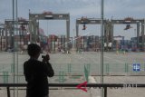 Pengunjung memotret aktifitas Terminal Peti Kemas Otomatis Xiamen di Provinsi Fujian, Cina, Rabu (2/5). Terminal yang digerakkan komputer tersebut dan dibangun pertama kali di Cina tersebut merupakan upaya Negeri Tirai Bambu mempercepat dan mempermudah produk ekspor/impor dari dan ke berbagai negara termasuk Indonesia yang saat ini sedang ditingkatkan kerja samanya. ANTARA FOTO/Nyoman Budhiana/wdy/2018.