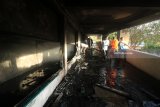 Tim pemadam kebakaran (PMK) dibantu pegawai rumah sakit berupaya memadamkan api yang membakar gudang barang di kompleks RSUD Bangil, Pasuruan, Jawa Timur, Rabu (23/5). Sedikitnya empat unit  pemadam kebakaran dikerahkan untuk memadamkan kebaran yang belum diketahui penyebabnya tersebut. Antara Jatim/Iqbal/zk/18