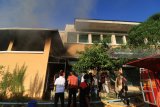 Tim pemadam kebakaran (PMK) dibantu pegawai rumah sakit berupaya memadamkan api yang membakar gudang barang di kompleks RSUD Bangil, Pasuruan, Jawa Timur, Rabu (23/5). Sedikitnya empat unit  pemadam kebakaran dikerahkan untuk memadamkan kebaran yang belum diketahui penyebabnya tersebut. Antara Jatim/Iqbal/zk/18