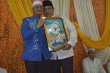 Bupati Banjar KH Khalilurrahman dan Gubernur Kalimantan Selatan H Sahbirin Noor foto bersama sambil memegang jam didinding saat melakukan Safari Ramadhan bersama di Masjid Al Muqaddam Desa Sungai Tabuk Keramat Kecamatan Sungai Tabuk, Selasa (22/5).Pada Safari Ramadhan ini juga diserahkan bantuan berupa sembako dan dana hibah dari Pemerintah Kabupaten Banjar dan juga Pemprov Kalsel untuk peningkatan pembangunan sarana rumah ibadah yang diserahkan oleh Bupati Banjar H Khalilurrahman bersama Gubernur Kalsel H Sahbirin Noor.Foto Antaranews Kalsel/hms/f