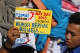 Buruh membentangkan poster tuntutannya di Jalan Indrapura, Surabaya, Jawa Timur, Selasa (1/5). Dalam aksi memperingati Hari buruh internasional itu, buruh menyuarakan tuntutannya seperti perlindungan terhadap buruh. ANTARA FOTO/Didik Suhartono/aww/18.