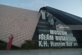 Warga menunggu waktu berbuka puasa di Museum Islam Nusantara KH Hasyim Asy'ari (MINHA) di kawasan makam Gus Dur Ponpes Tebuireng, Jombang, Jawa Timur, Selasa (22/5). Museum yang dirancang sebagai destinasi wisata religi, serta edukasi tersebut dibangun sejak tahun 2012-2017, dengan anggaran sekitar Rp 30 Miliar, hingga saat ini belum dipastikan kapan akan diresmikan. Antara Jatim/Syaiful Arif/zk/18