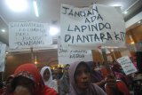 Warga Desa Blimbing dan Desa Jombok yang tergabung dalam Forum Warga Peduli Lingkungan dan Agraria (FORPALA) menggelar aksi serta audiensi rencana penolakan eksplorasi PT Lapindo Brantas di Pemkab Jombang, Jawa Timur, Rabu (9/5). Warga di dua desa itu dengan tegas menolak rencana eksplorasi minyak dan gas bumi di blok Metro Jombang yang akan dilakukan oleh PT Lapindo Brantas, karena akan merusak lingkungan serta takut akan kegagalan eksploitasi di Sidoarjo. Antara Jatim/Syaiful Arif/zk/18