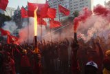 Massa menggelar aksi unjuk rasa memperingati Hari Buruh Internasional atau May Day 2018 di Jakarta, Selasa (1/5). Dalam aksinya mereka menuntut pemerintah untuk menurunkan harga beras, listrik, BBM, membangun ketahanan pangan dan ketahanan energi, menolak upah murah, mencabut Peraturan Pemerintah Nomor 78 Tahun 2015 tentang Pengupahan, dan merealisasikan 84 item Kebutuhan Hidup Layak (KHL) serta menolak tenaga kerja asing. ANTARA FOTO/Akbar Nugroho Gumay/ama/18